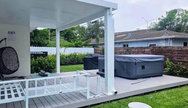 Spacious Villa w/Hot Tub Near MIA Sleeps 12