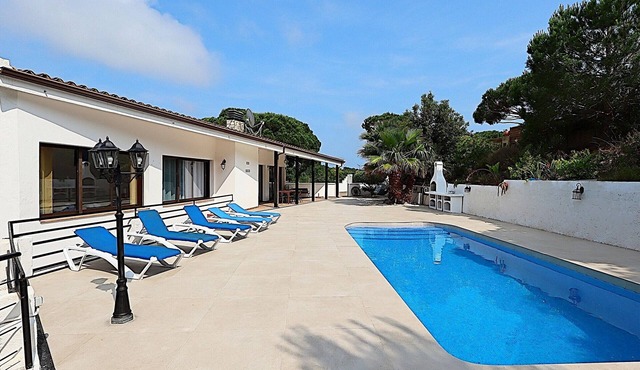 Spacious Villa with Private Pool & BBQ, Near Lloret de Mar