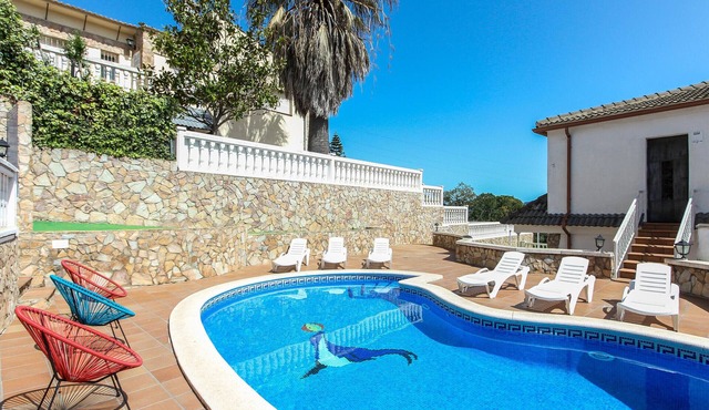 Spacious Villa with Private Pool, Lloret de Mar, 12 guests