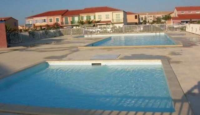 Spacious Villa with Pool, Sleeps 8, Near Shops & Beach in Le Barcarès