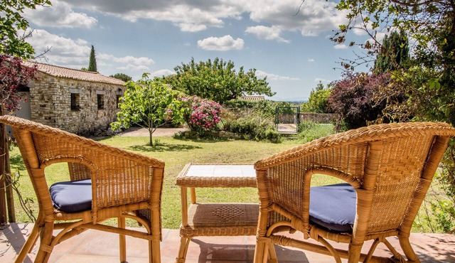 spacious villa with pool, ideal for families near the historic town of Uzes