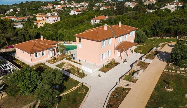 Spacious Villa with swimming pool