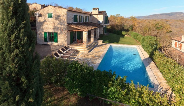 Spacious villa with 10x5m pool, aircon. Rural retreat, stunning views.