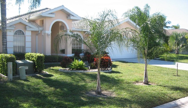 Spacious villa with beheizb. Saltwater pool focused directly on the lake, south side