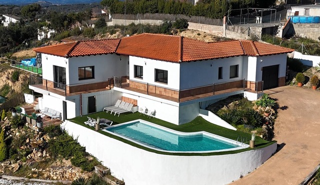 Spacious Villa with Private Pool & Gym – less than 20 min from Beach