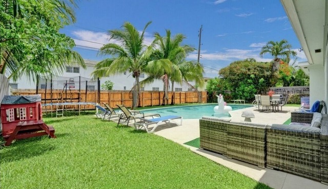 Spacious Villa with Heated Pool, Trampoline, BBQ, Tennis, Air Hockey