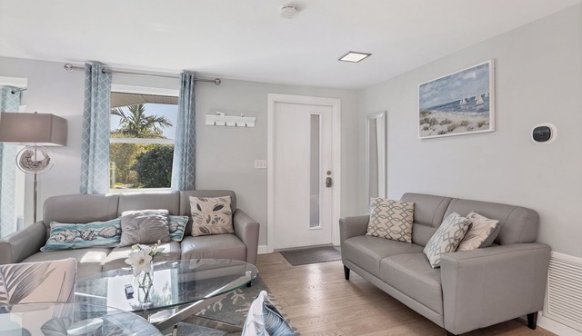 Spacious Villa with Lush Tropical Garden Very Close to Siesta Key!