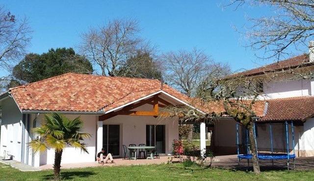 Spacious Villa with Pool, Sleeps 8, WiFi, Private Parking - Ideal for Relaxation