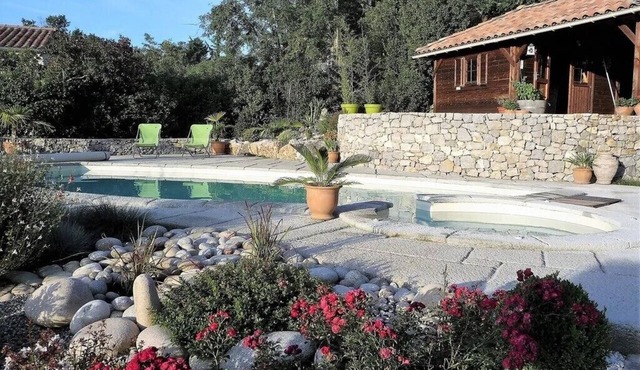 Spacious villa with pool, garden and jacuzzi