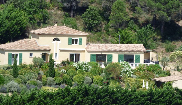 Spacious Villa with Pool Overlooking Vineyards