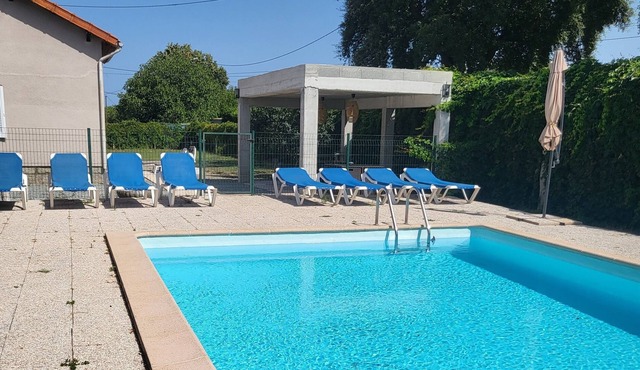 Spacious villa with pool, close to the sea