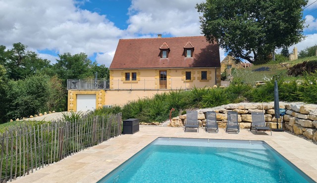 Spacious villa, with private heated pool and air con just 2kms from Domme.