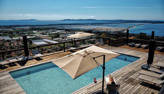 Spacious villa with seen (200 °) magnificent sea, very large pool