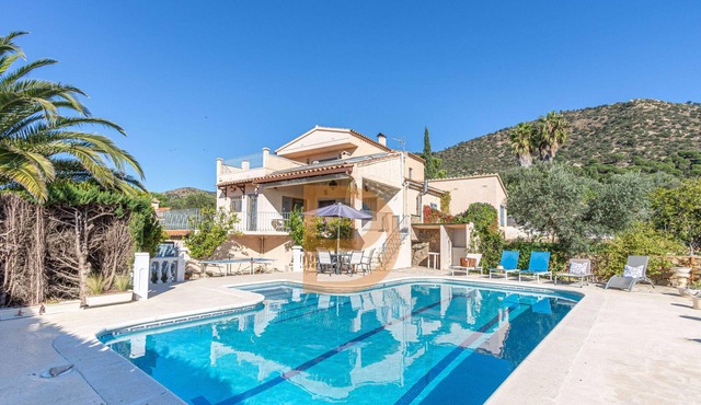 Spacious Villa with Spectacular Views BBQ and Pool