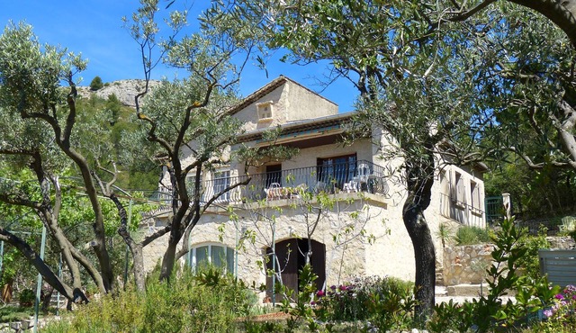 Spacious villa with superb views of the Luberon