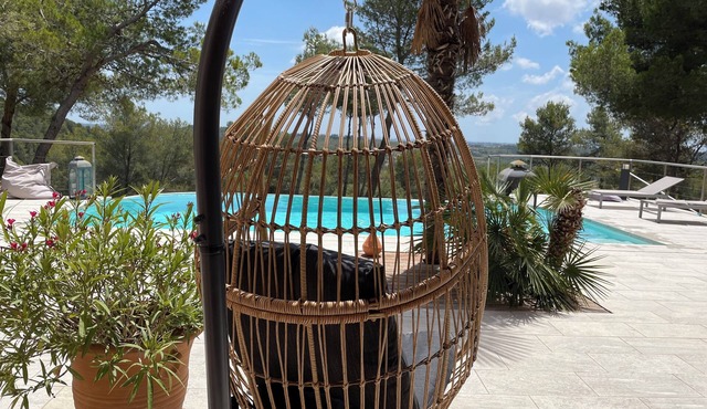 Spacious villa with swimming pool and beautiful view