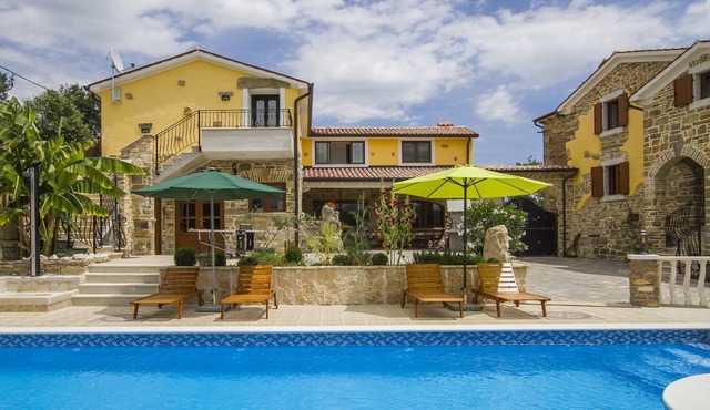 Spacious villa with swimming pool in the eastern hinterland of Istria