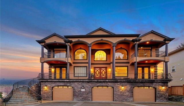 Spacious Villa with Indoor Sauna, Outdoor Hot tub, Mountain & Water views!