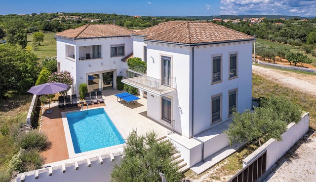 Spacious Villa with Wonderful Seaview, Heatable Pool, 3 min to the Beach