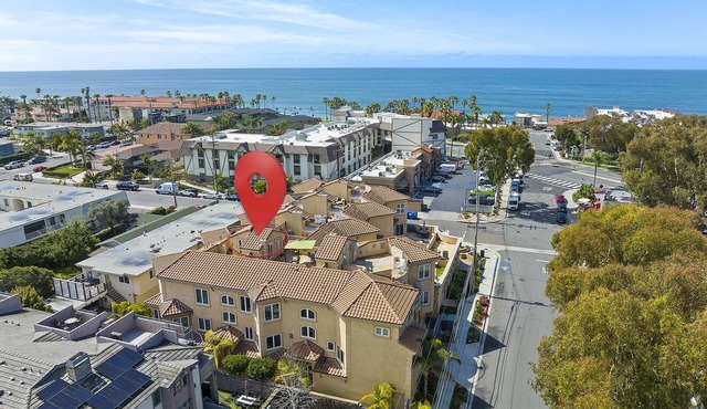 Spacious Village beach house. Private rooftop deck. Walk to beaches and shops.