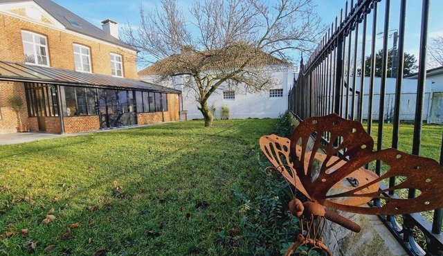 Spacious Village Manor for 11 w/Garden, Near Lille & Dunkirk