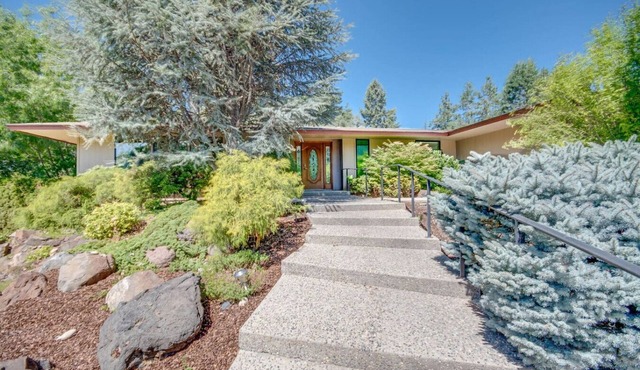 Spacious, vintage home near River in Richland!