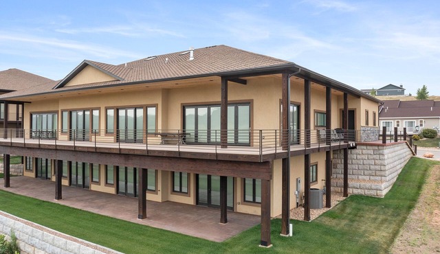 Spacious w/Amazing View, Large Deck Spacious Open Plan Near Spearfish