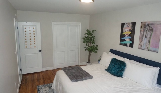 Spacious W/Modern Renovated 3 Bedroom w Backyard