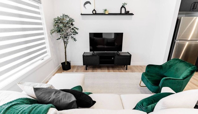 *Spacious w/Style | Free Parking | 7 min Airport*
