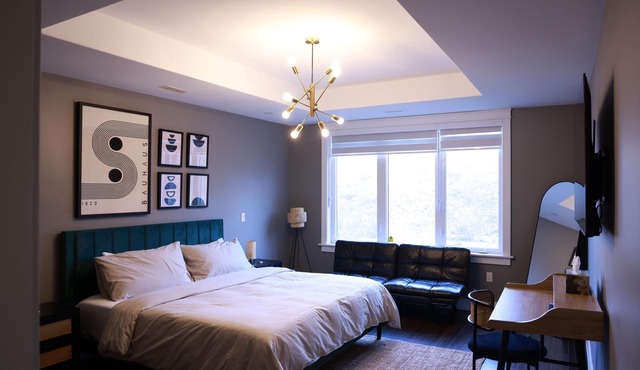 Spacious Walkout Garden-Level Floor W Full Kitchen