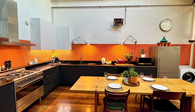 Spacious Warehouse Conversion, 2 Bdrms & Parking