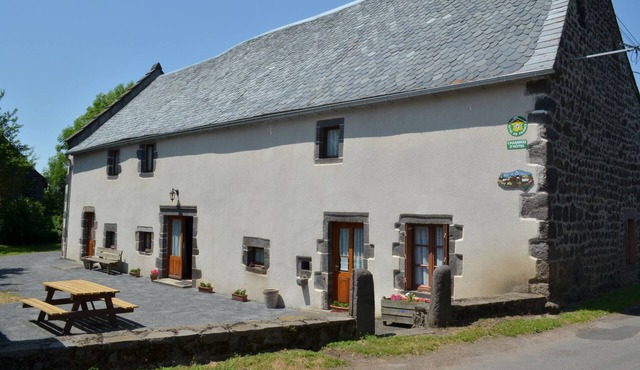 Spacious warm L'Abri du Berge suitable for tribes