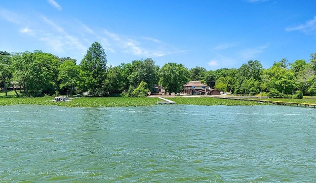 Spacious water-facing 5-bedroom loft with backyard access to Cedar Lake