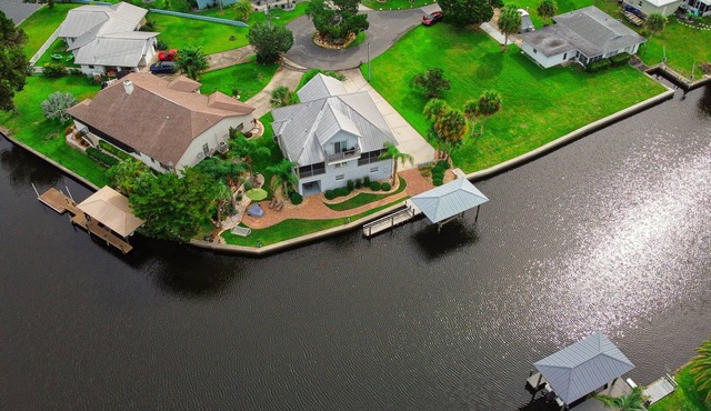 Spacious Waterfront Luxury Home w dock, kayaks & bicycles bring your boat!