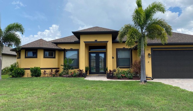 Spacious Waterfront 4+ bedroom Pool Home in delightful Rotonda West, FL