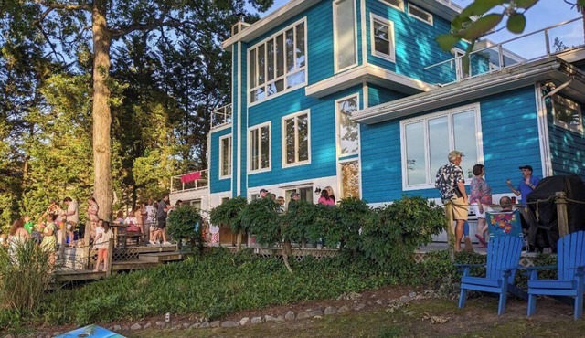 Spacious Waterfront 5-bedroom house in charming Annapolis with Hot Tub