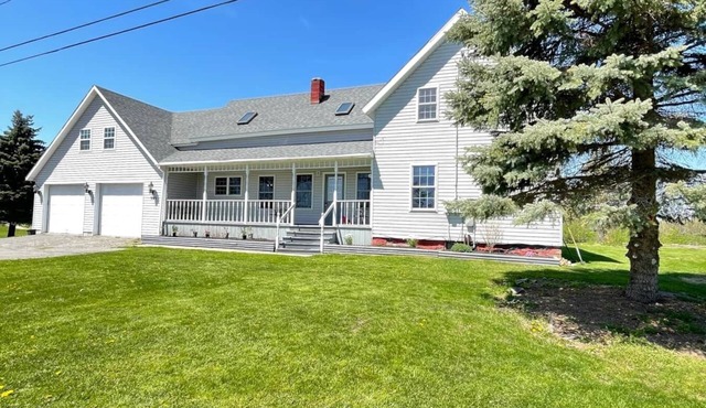 Spacious Waterfront Cottage on Black Lake fits up to 10