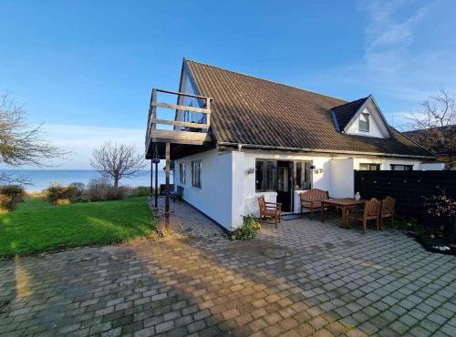 Spacious Waterfront Family Holiday