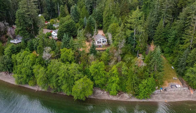 Spacious Waterfront Gathering w/ Private Beach on the Puget Sound Nature Retreat