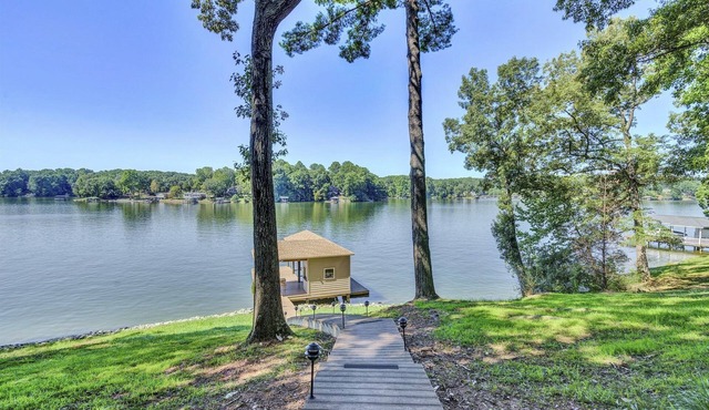 Spacious waterfront house w/deck, fire pit & grill, dog-friendly
