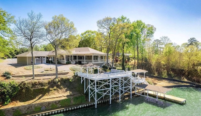 Spacious Waterfront House with dock on beautiful Lake Jordan