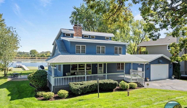 Spacious Waterfront Home on Lake Delavan |Pier |Fire Pit |Deck |Retreat for Family, Friends or Work