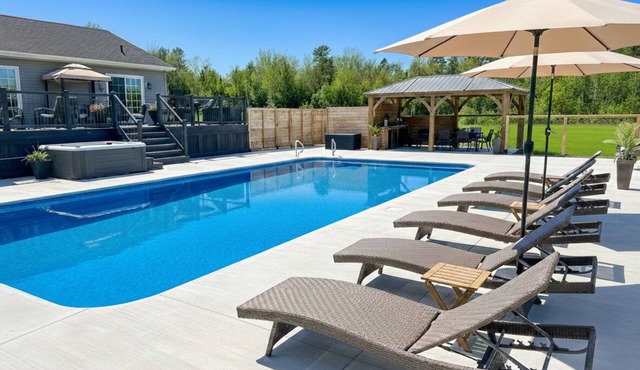 Spacious waterfront home for 12, w/hot tub & heated pool, Durham, Pictou County