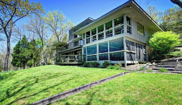 Spacious waterfront lake house located 40 mins from downtown Louisville, KY