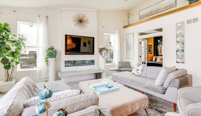 Spacious Waterfront Yorkville Getaway w/Yard