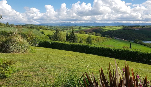Spacious, welcoming house facing the Pyrenees