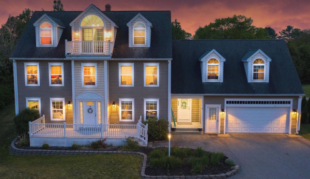 Spacious, Well-Appointed Home for Large Groups Close to Beaches and Restaurants!