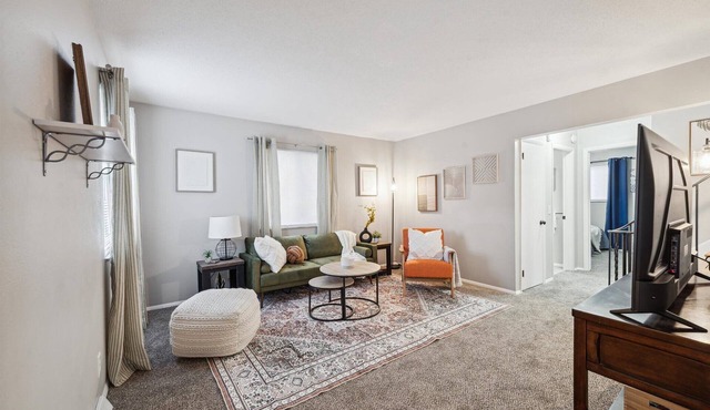 Spacious & well designed 3br/1.5ba w/ Fiber Wi-Fi!