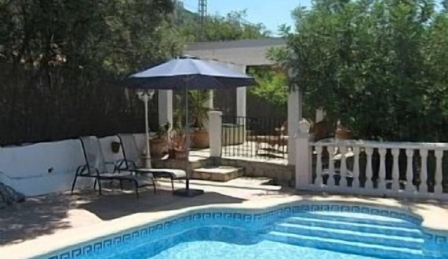 Spacious, well equipped villa w/ private, secure pool & beautiful mountain views