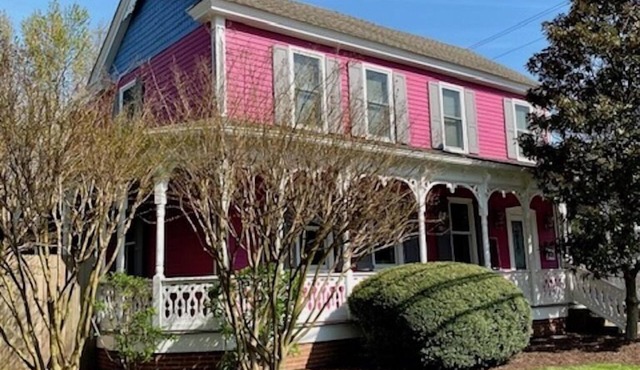 Spacious, well-kept, clean home an easy walk/bike to town and beach.